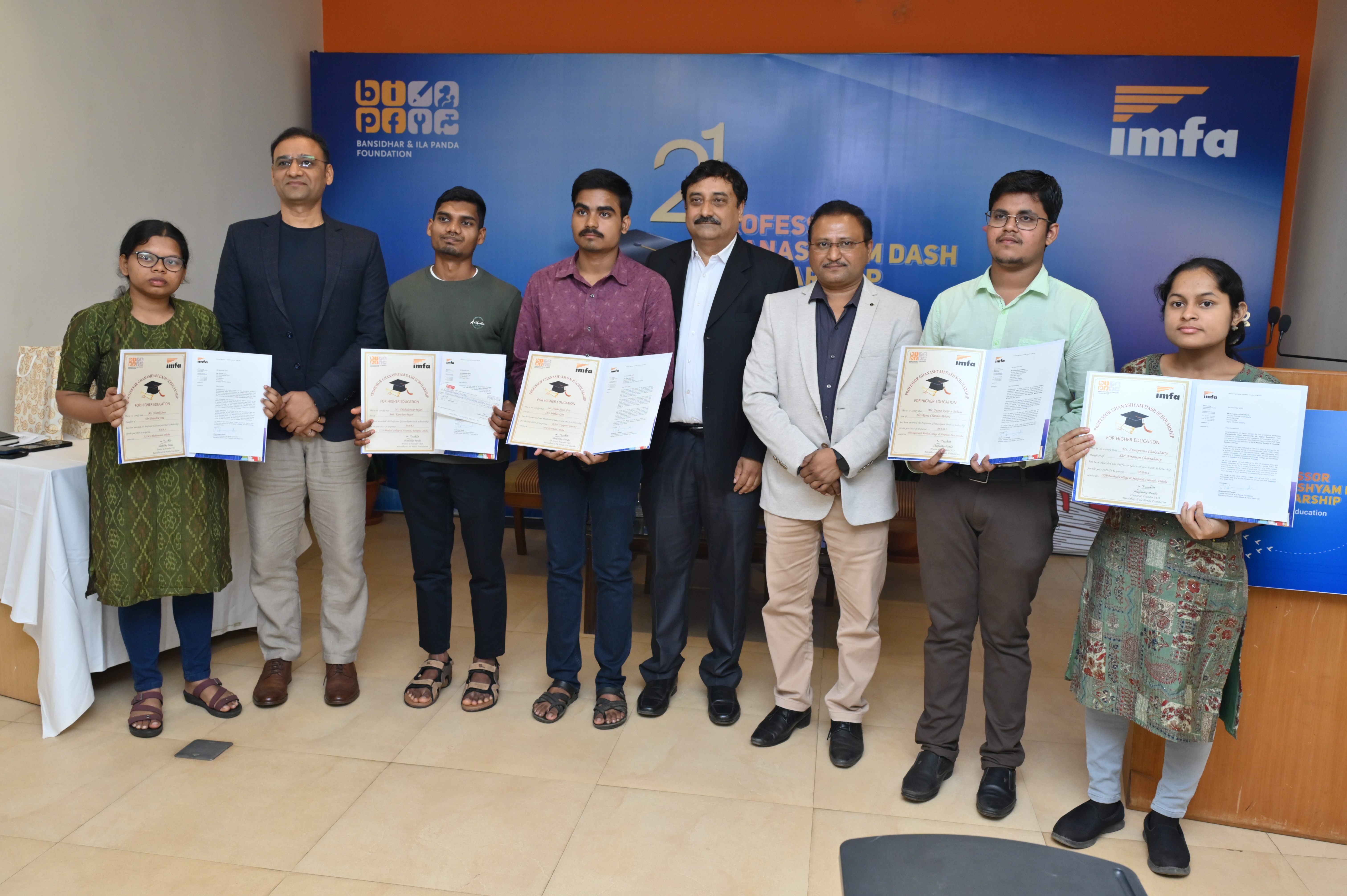 PGDS 2025 Recipients with Mr Saunak Gupta CFO-IMFA, Mr Sanjaya Kumar Satpathy CHRO-IMFA and Mr Dharmesh Gohel VP-BIPF