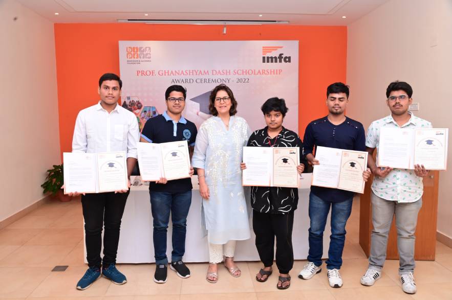 Ms Shaifalika Panda (Chief CSR-IMFA, Trustee & Founder CEO-BIPF) awarded the recipients
